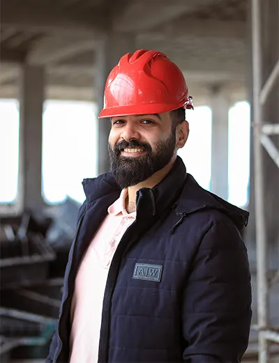 Architecte portant un casque de chantier rouge