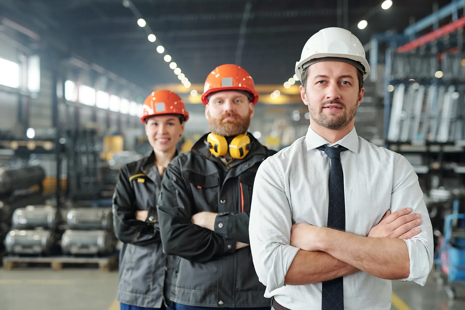Ingénieur er ouvriers dans une usine