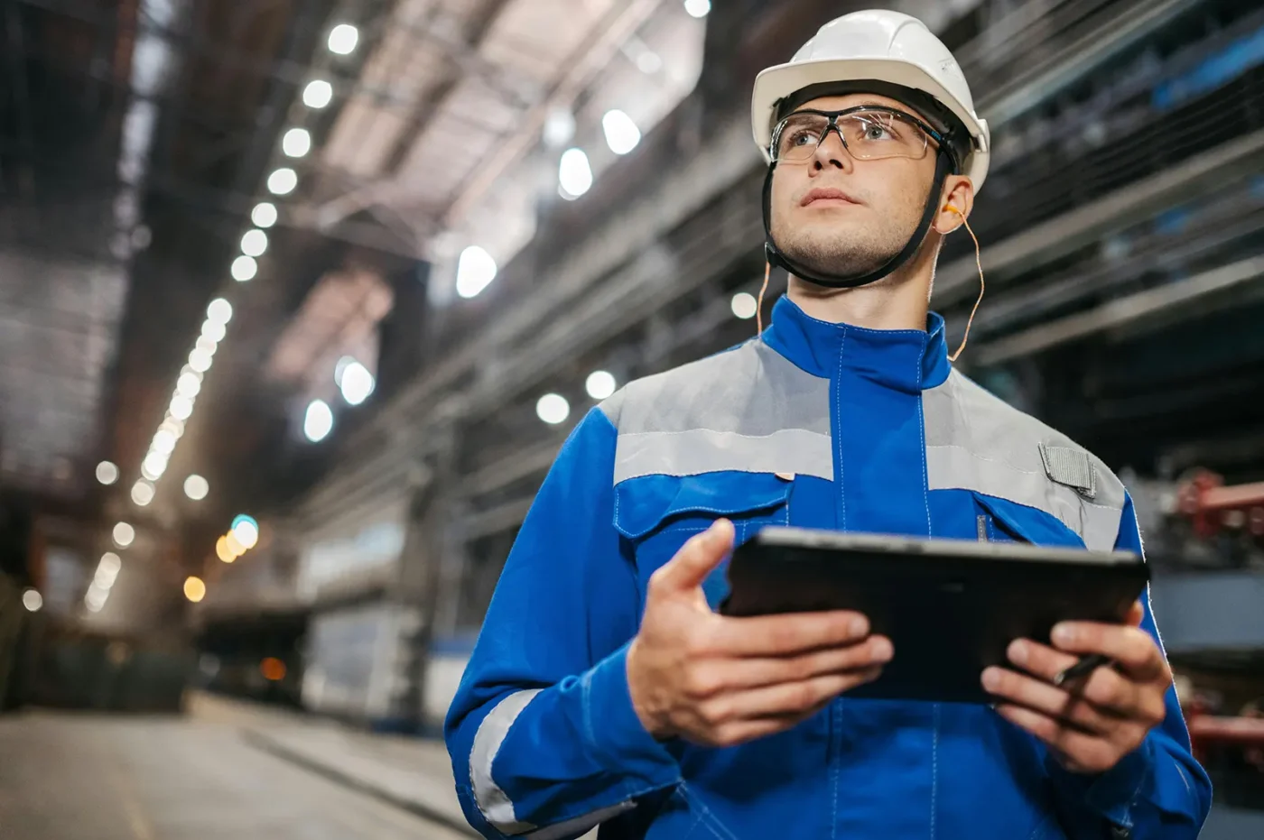 Ouvrier avec une tablette dans une usine